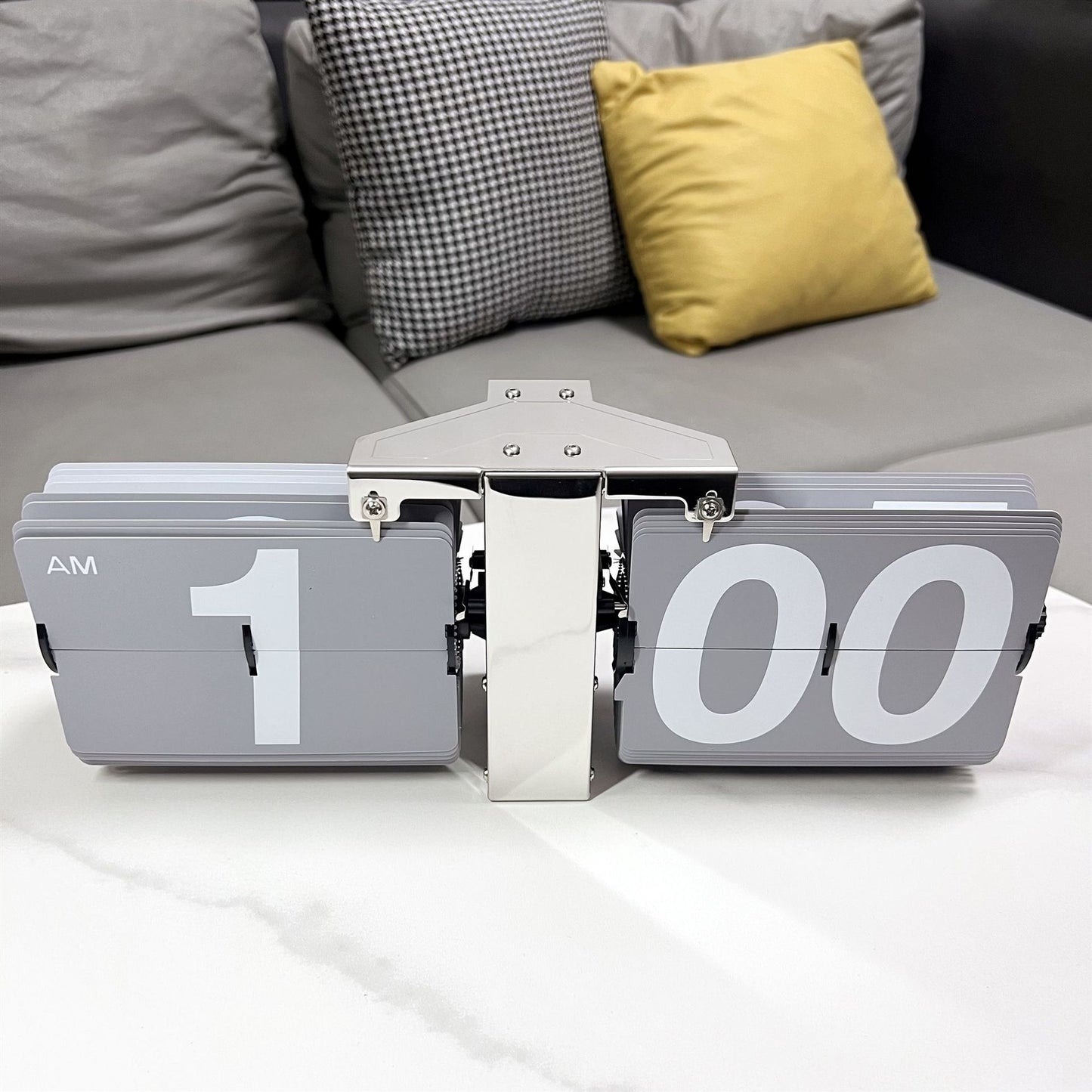 Minimal Retro Leaf Desk Clock